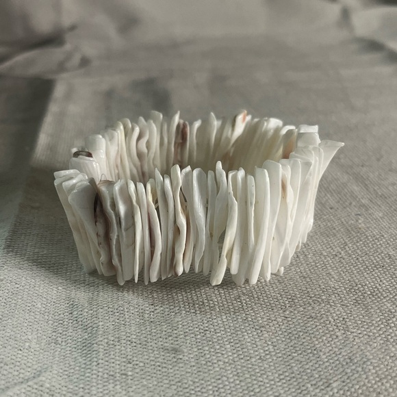 Vintage Mother of Pearl Shell Stretch Bracelet – White & Natural Tones 🌊✨ - Picture 2 of 4